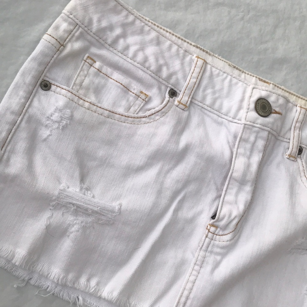 American Eagle White Denim Distressed Skirt Size 6 - Picture 3 of 7